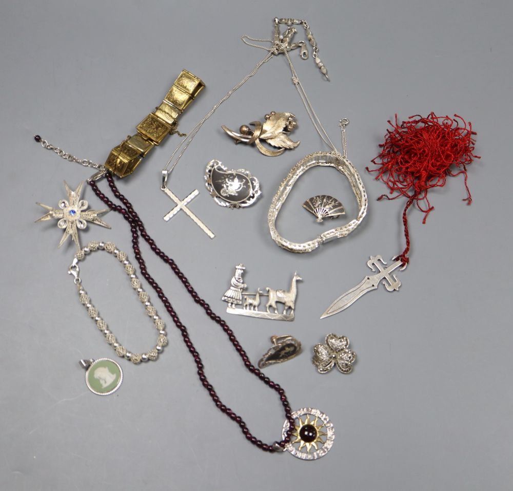 Mixed jewellery including garnet necklace, etc.
